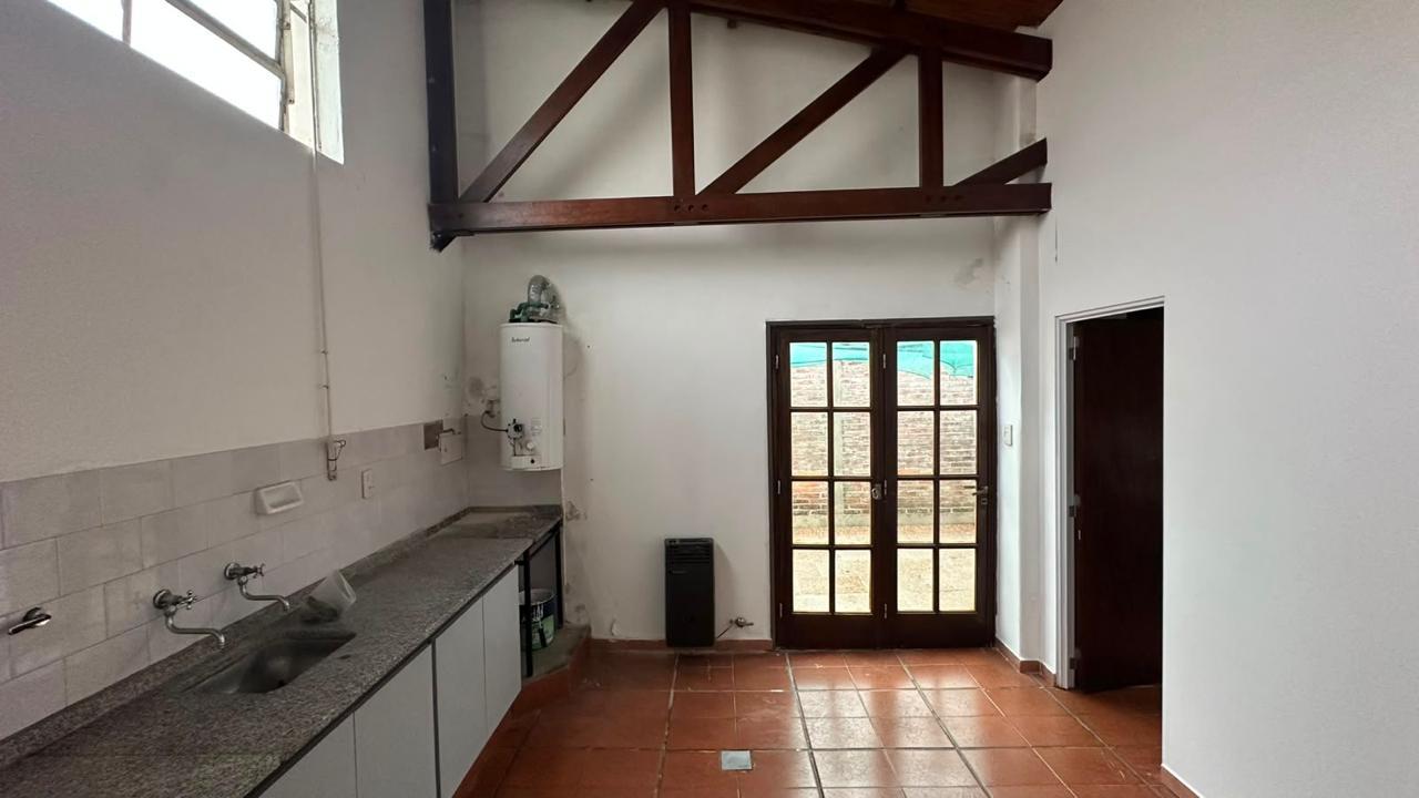 Departamento centrico con patio-cochera